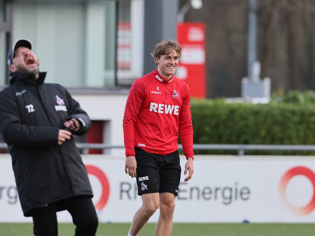 Timo Hübers und Steffen Baumgart haben Spaß im Training des 1. FC Köln (17. Februar 2022)