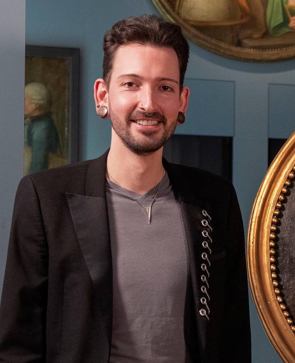 Undatiertes Foto - Fabian Kahl, Kunsthändler aus der ZDF-Sendereihe «Bares für Rares» (l), und Olaf Siart, Kurator im Landesmuseum Württemberg, stehen neben dem Gemälde, das das Museum von Kahl erworben hat (zu dpa «Landesmuseum kauft Gemälde aus der TV-Trödelshow «Bares für Rares»). +++ dpa-Bildfunk +++