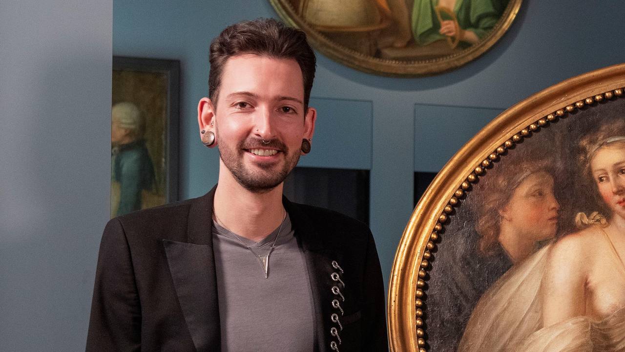 Undatiertes Foto - Fabian Kahl, Kunsthändler aus der ZDF-Sendereihe «Bares für Rares» (l), und Olaf Siart, Kurator im Landesmuseum Württemberg, stehen neben dem Gemälde, das das Museum von Kahl erworben hat (zu dpa «Landesmuseum kauft Gemälde aus der TV-Trödelshow «Bares für Rares»). +++ dpa-Bildfunk +++