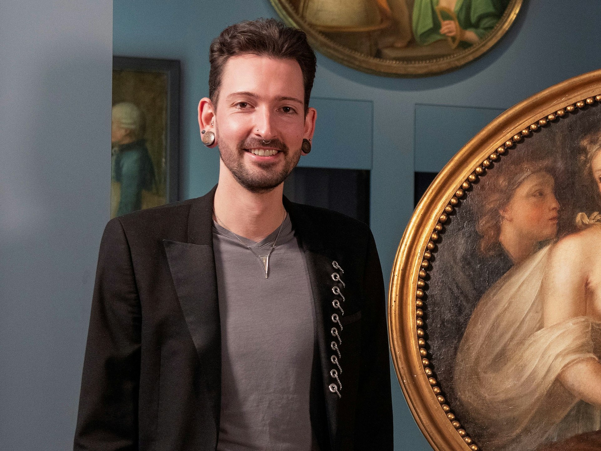 Fabian Kahl steht neben einem Gemälde