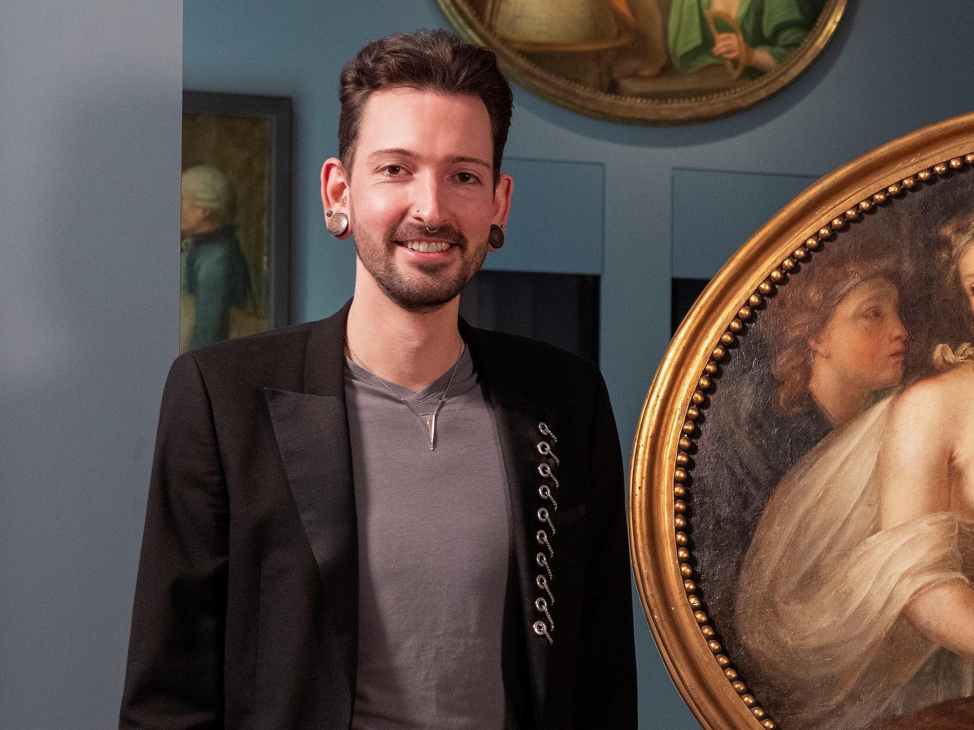 Fabian Kahl steht neben einem Gemälde