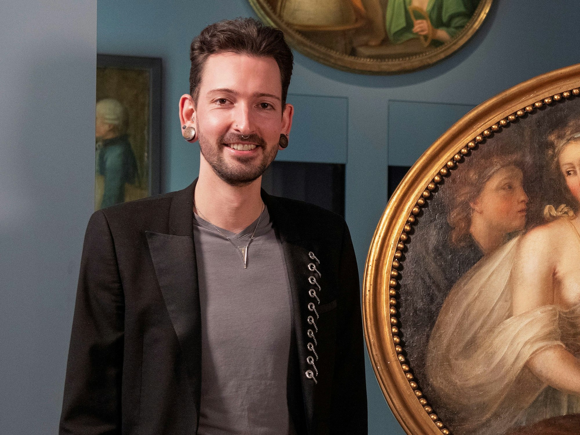 Undatiertes Foto - Fabian Kahl, Kunsthändler aus der ZDF-Sendereihe «Bares für Rares» (l), und Olaf Siart, Kurator im Landesmuseum Württemberg, stehen neben dem Gemälde, das das Museum von Kahl erworben hat (zu dpa «Landesmuseum kauft Gemälde aus der TV-Trödelshow «Bares für Rares»). +++ dpa-Bildfunk +++