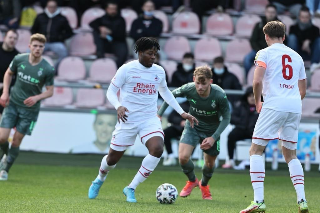 Bright Arrey-Mbi feiert sein Debüt für den 1. FC Köln.