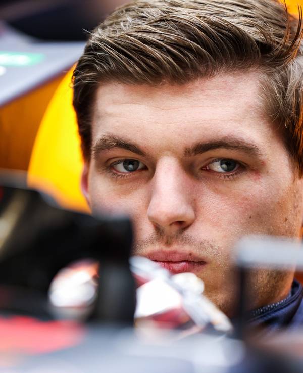 Max Verstappen sitzt im Cockpit seines Red Bull.