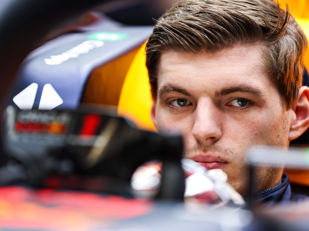 Max Verstappen sitzt im Cockpit seines Red Bull.