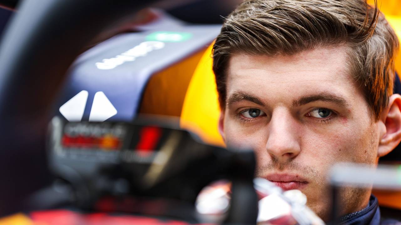 Max Verstappen sitzt im Cockpit seines Red Bull.