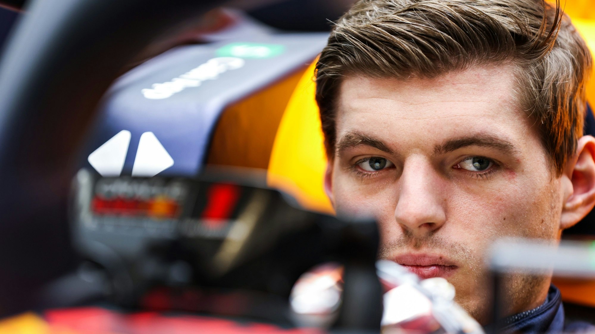 Max Verstappen sitzt im Cockpit seines Red Bull.