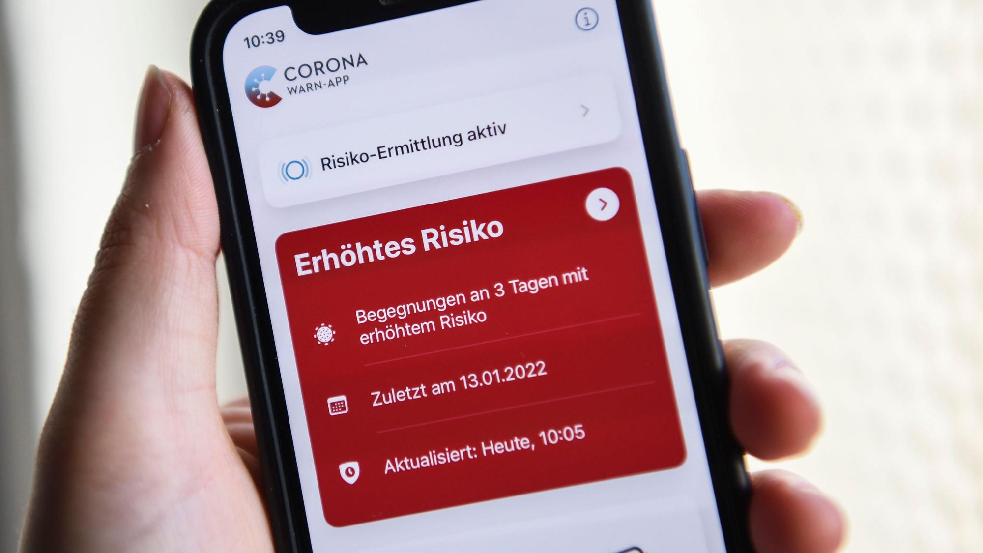 Das Foto vom 19. Januar 2022 zeigt eine rote Corona-Warnapp. Jetzt gibt es ein Update.