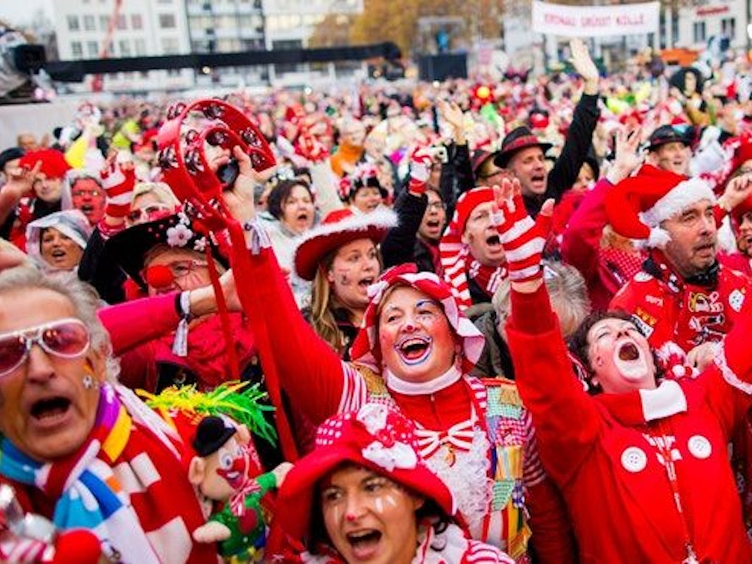 Menschenmenge feiert Karneval