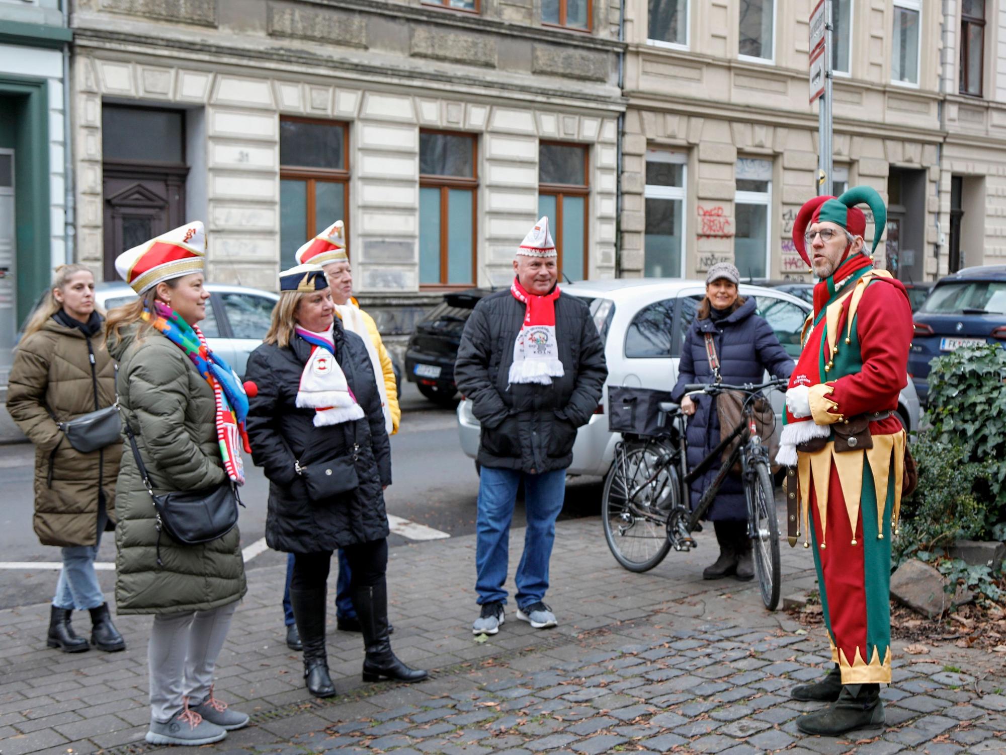 Bellejeck Alfred Wolf spricht mit den Teilnehmenden der Stadtführung.