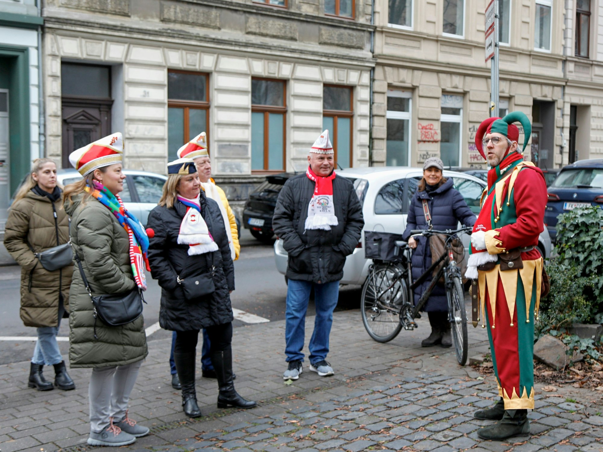 Bellejeck Alfred Wolf spricht mit den Teilnehmenden der Stadtführung.