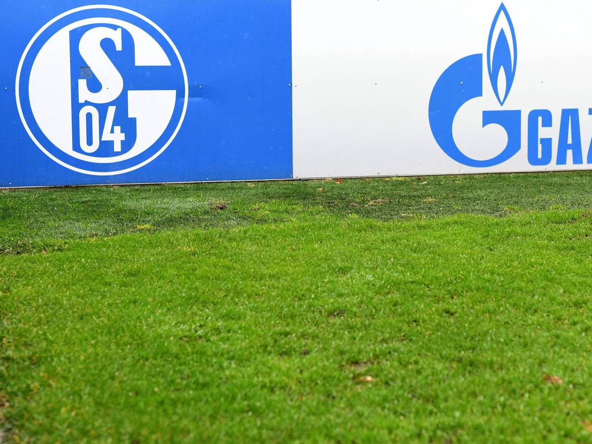 Das Logo des russischen Energieunternehmens Gazprom ist auf dem Trainingsgelände des Fußball-Zweitligisten FC Schalke 04 zu sehen.
