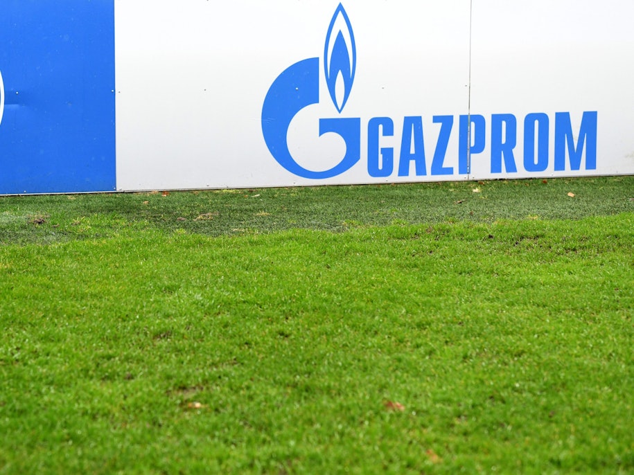 Das Logo des russischen Energieunternehmens Gazprom ist auf dem Trainingsgelände des Fußball-Zweitligisten FC Schalke 04 zu sehen.