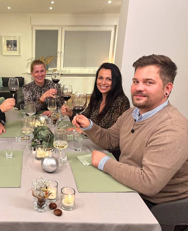 V.l.: Jürgen, Andreas, Gastgeberin Simone, Sabrina und Marcus. Die Verwendung des sendungsbezogenen Materials ist nur mit dem Hinweis und Verlinkung auf RTL+ gestattet.
Foto: RTL / ITV Studios