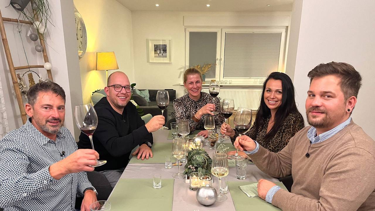 V.l.: Jürgen, Andreas, Gastgeberin Simone, Sabrina und Marcus. Die Verwendung des sendungsbezogenen Materials ist nur mit dem Hinweis und Verlinkung auf RTL+ gestattet.
Foto: RTL / ITV Studios