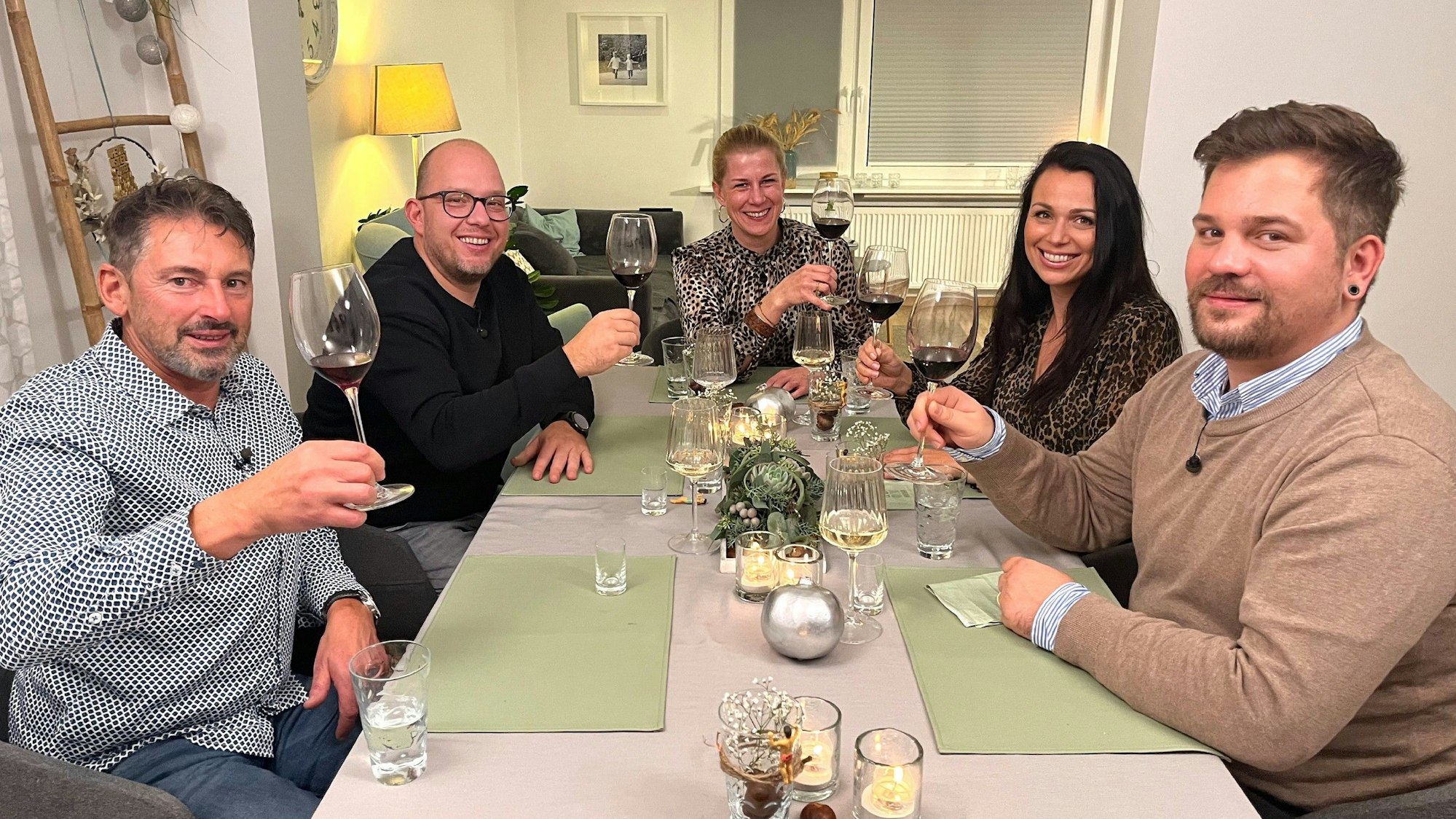 V.l.: Jürgen, Andreas, Gastgeberin Simone, Sabrina und Marcus. Die Verwendung des sendungsbezogenen Materials ist nur mit dem Hinweis und Verlinkung auf RTL+ gestattet.
Foto: RTL / ITV Studios