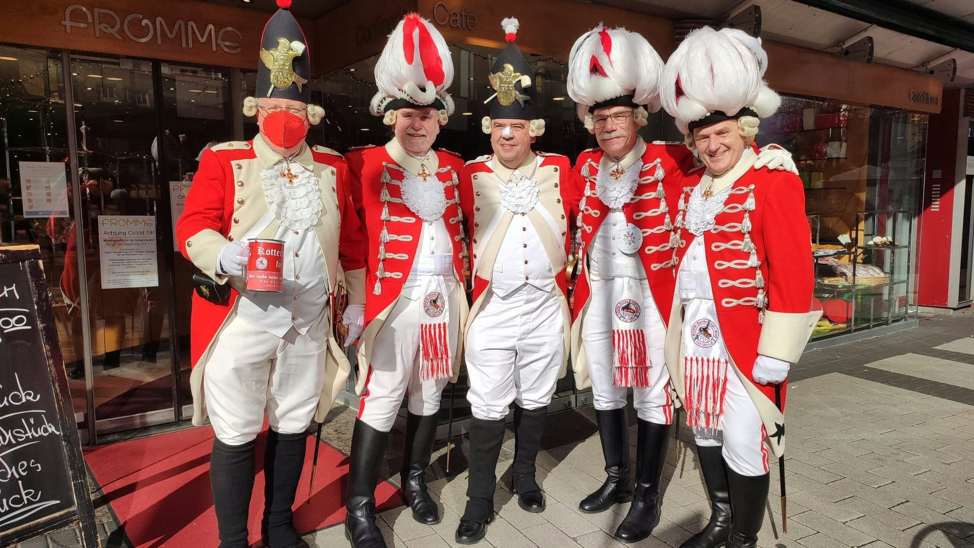 Rote Funken sammeln an Weiberfastnacht 2022 für den guten Zweck.