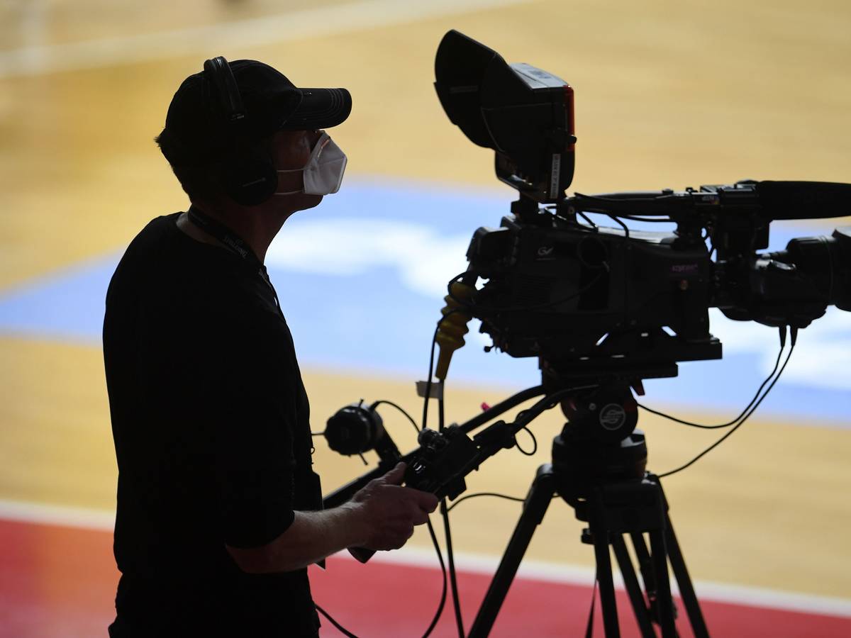 Ein Kameramann bei der Übertragung eines Basketball-Spiels.