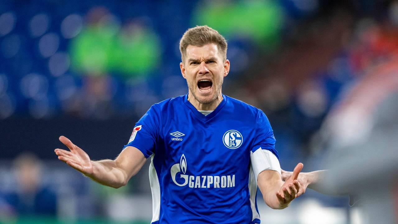 Simon Terodde gestikuliert im Spiel