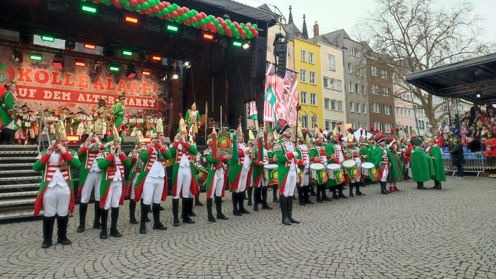 Altstädter eröffnen die Session auf dem Alter Markt in Köln.