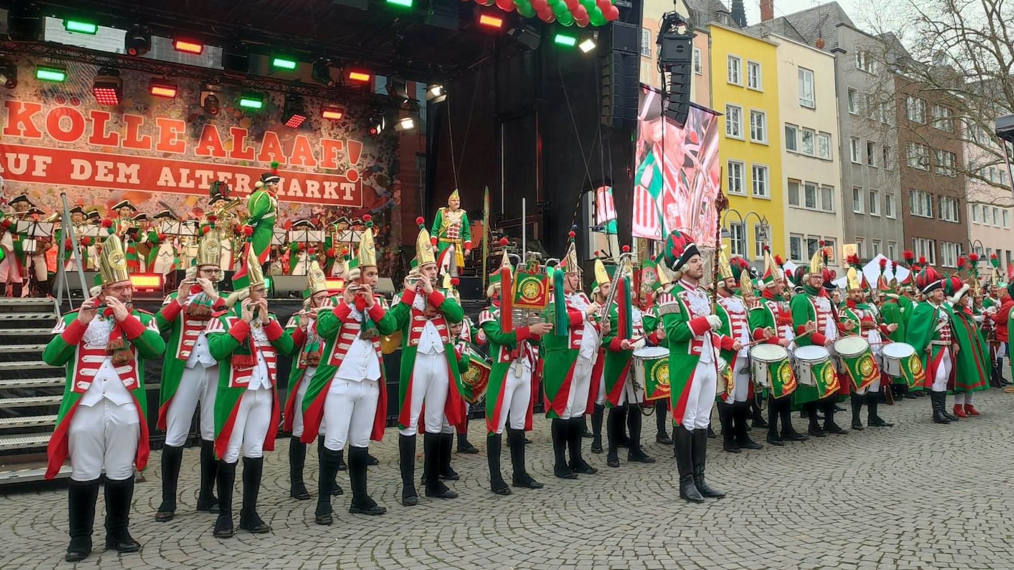 Altstädter eröffnen die Session auf dem Alter Markt in Köln.