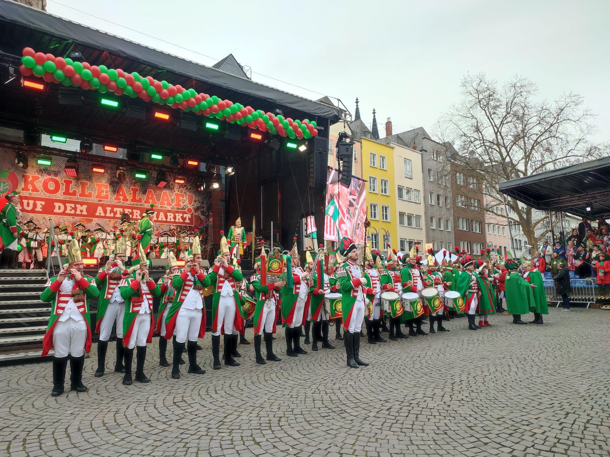 Altstädter eröffnen die Session auf dem Alter Markt in Köln.