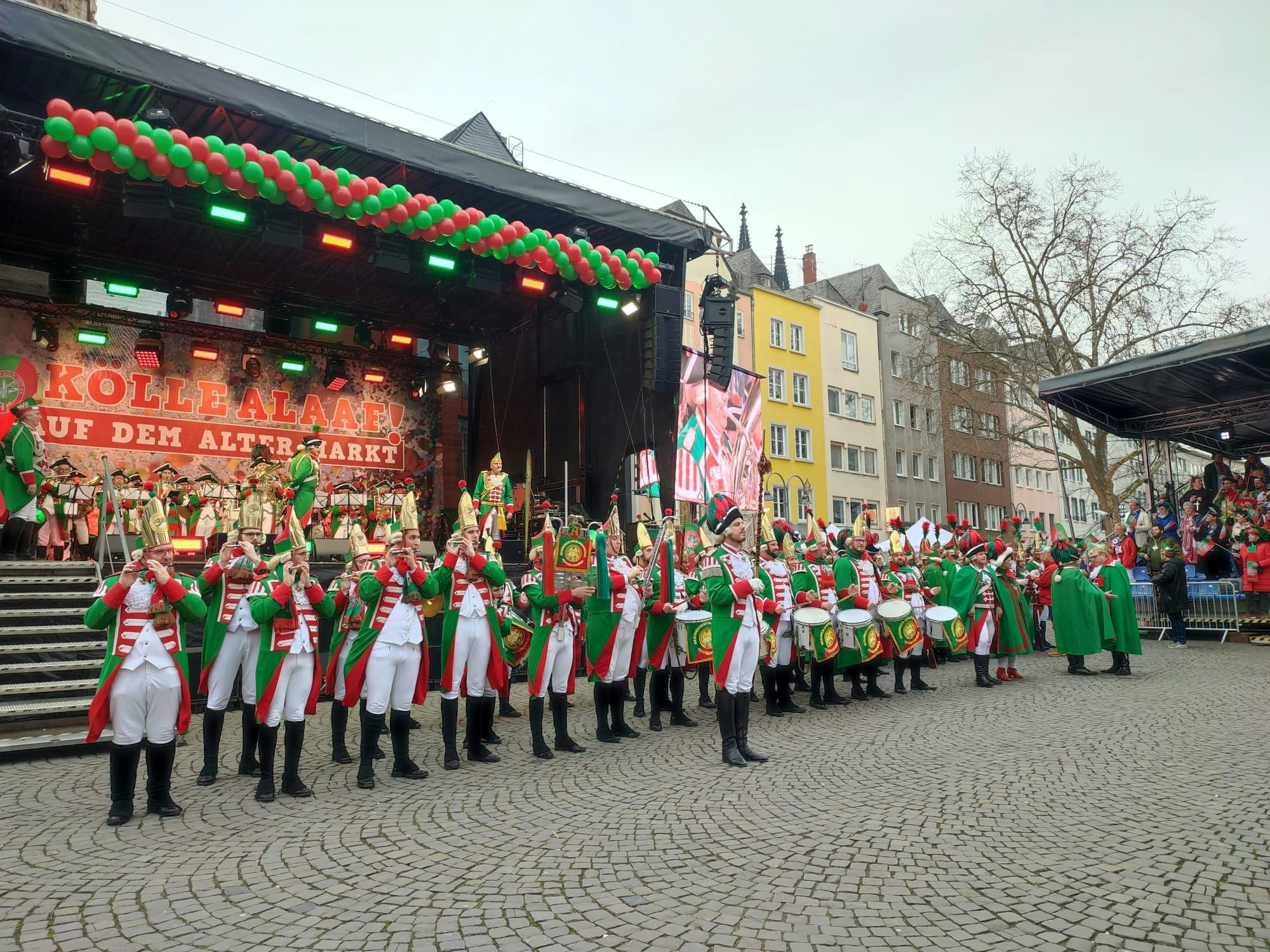 Altstädter eröffnen die Session auf dem Alter Markt in Köln.