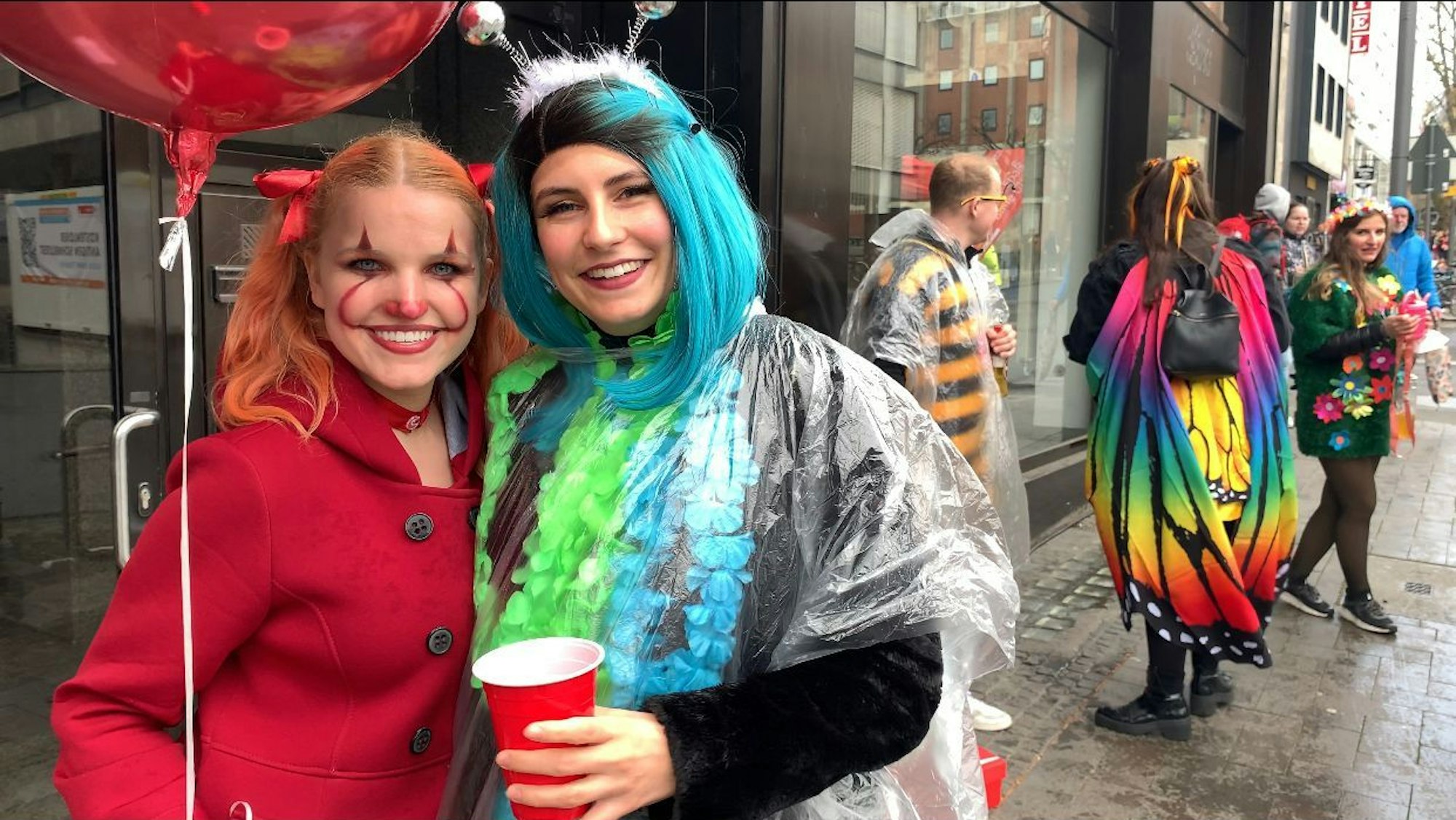 Isabella und Laura feiern Karneval in Köln.