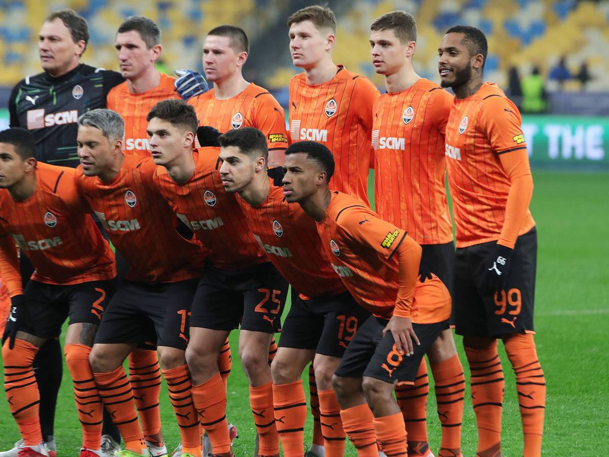 Die Profis von Schachtar Donezk posieren vor dem Champions-League-Spiel gegen Sheriff Tiraspol für ein Mannschaftsfoto