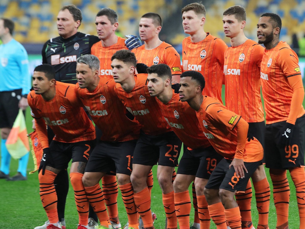 Die Profis von Schachtar Donezk posieren vor dem Champions-League-Spiel gegen Sheriff Tiraspol für ein Mannschaftsfoto