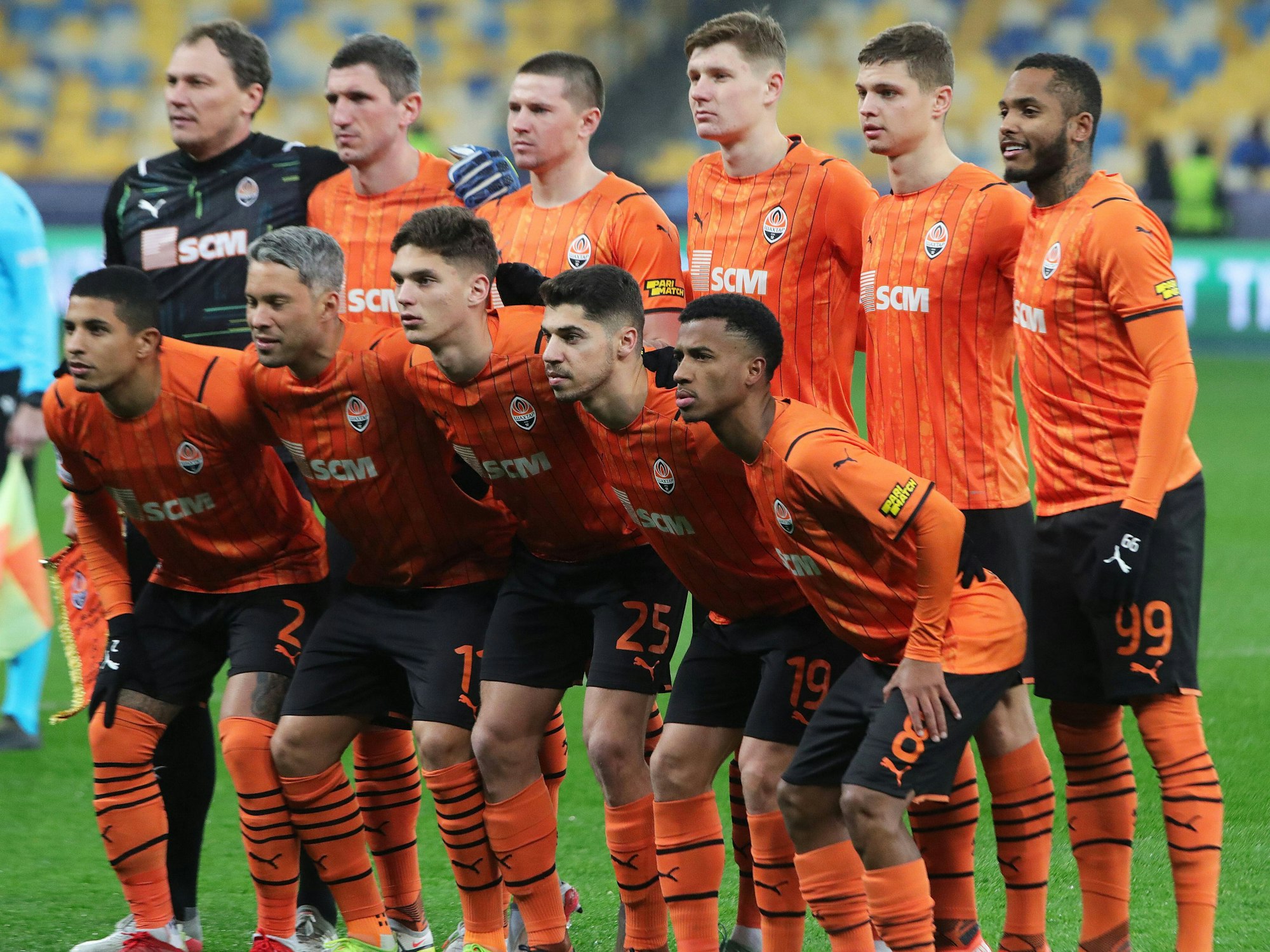 Die Profis von Schachtar Donezk posieren vor dem Champions-League-Spiel gegen Sheriff Tiraspol für ein Mannschaftsfoto