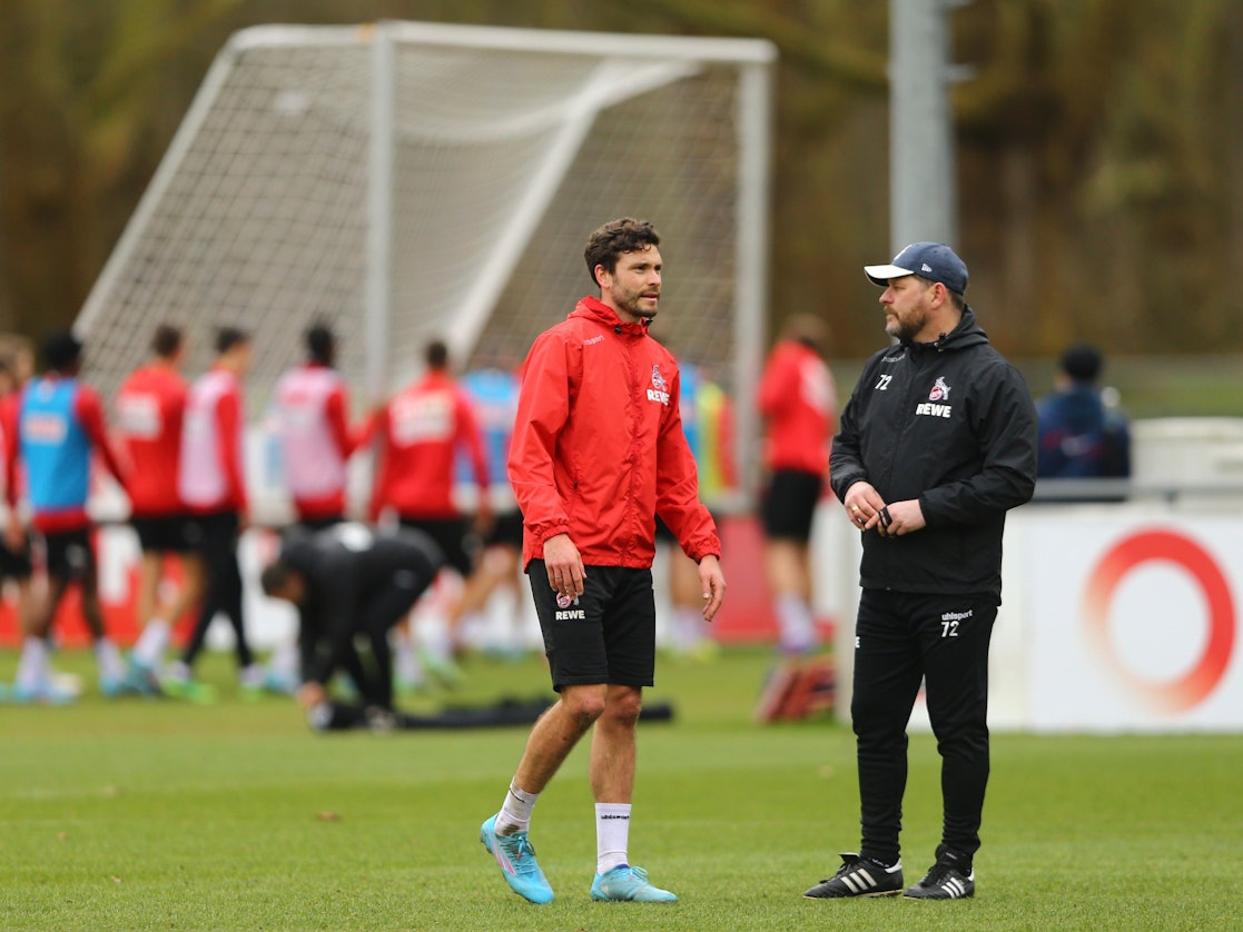 Steffen Baumgart spricht beim Training des 1. FC Köln mit Jonas Hector.