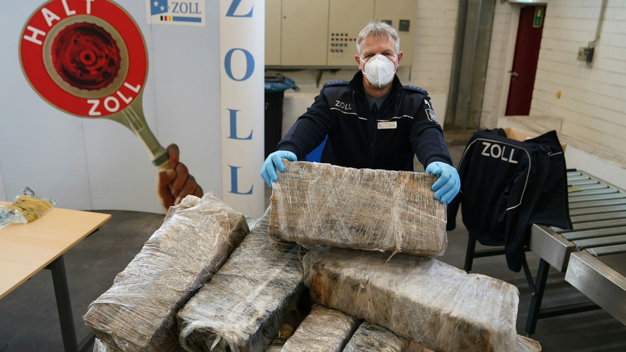 Andreas Franke, stellvertretender Pressesprecher des Zollfahndungsamtes Hamburg, präsentiert auf einem Medientermin im Hafen einen Teil des sichergestellten Kokains. Der Zoll hat im Hamburger Hafen mehr als 2,6 Tonnen Kokain sichergestellt.