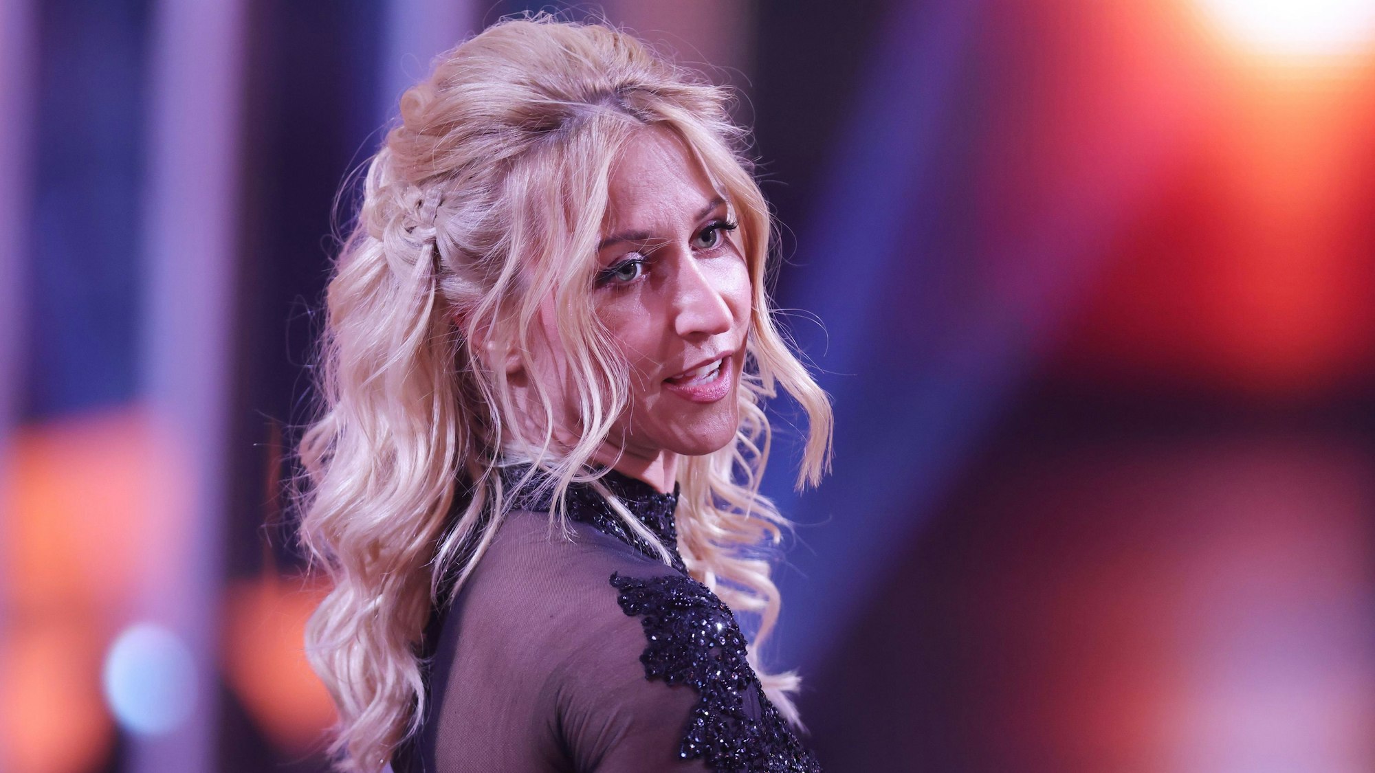 Kathrin Menzinger steht auf der Bühne.