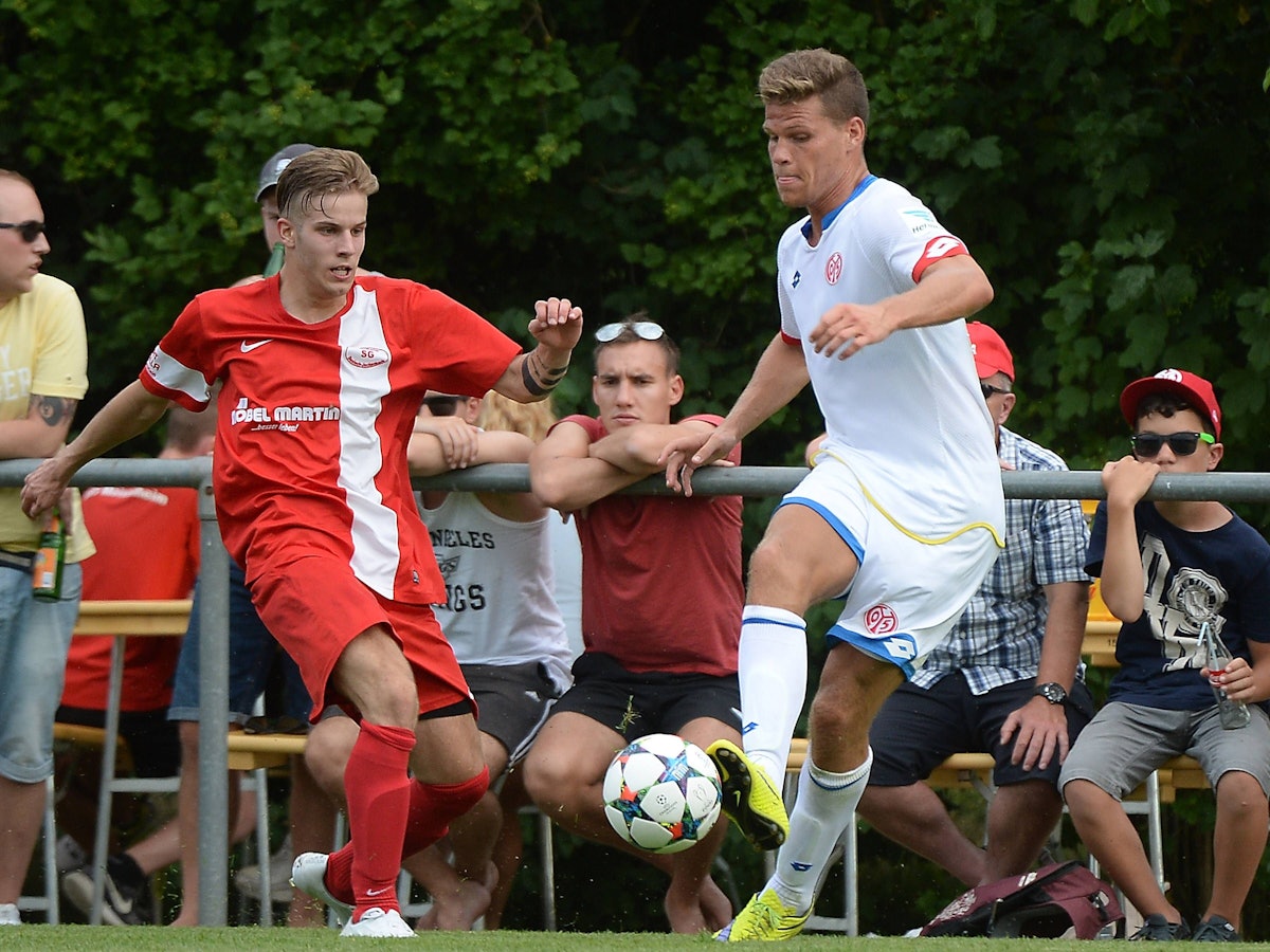 Luca Redschlag (links) im Zweikampf gegen Florian Niederlechner im Testspiel SG Meisenheim Desloch Jeckenbach gegen FSV Mainz 05 am 4. Juli 2015.