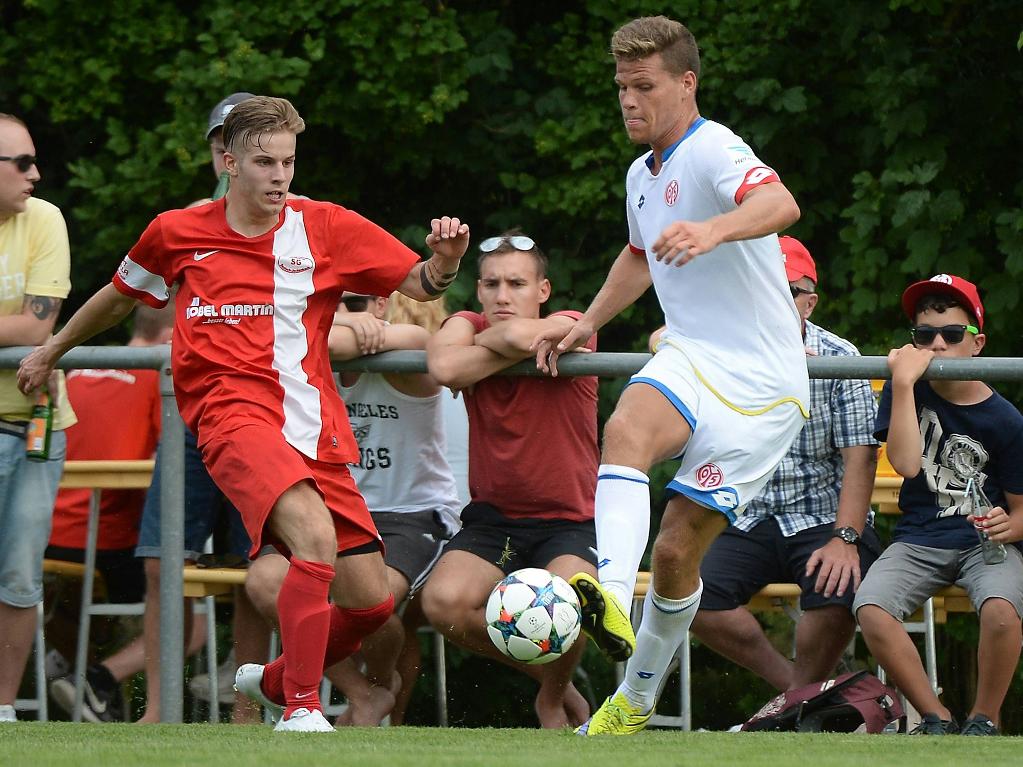Luca Redschlag (links) im Zweikampf gegen Florian Niederlechner im Testspiel SG Meisenheim Desloch Jeckenbach gegen FSV Mainz 05 am 4. Juli 2015.