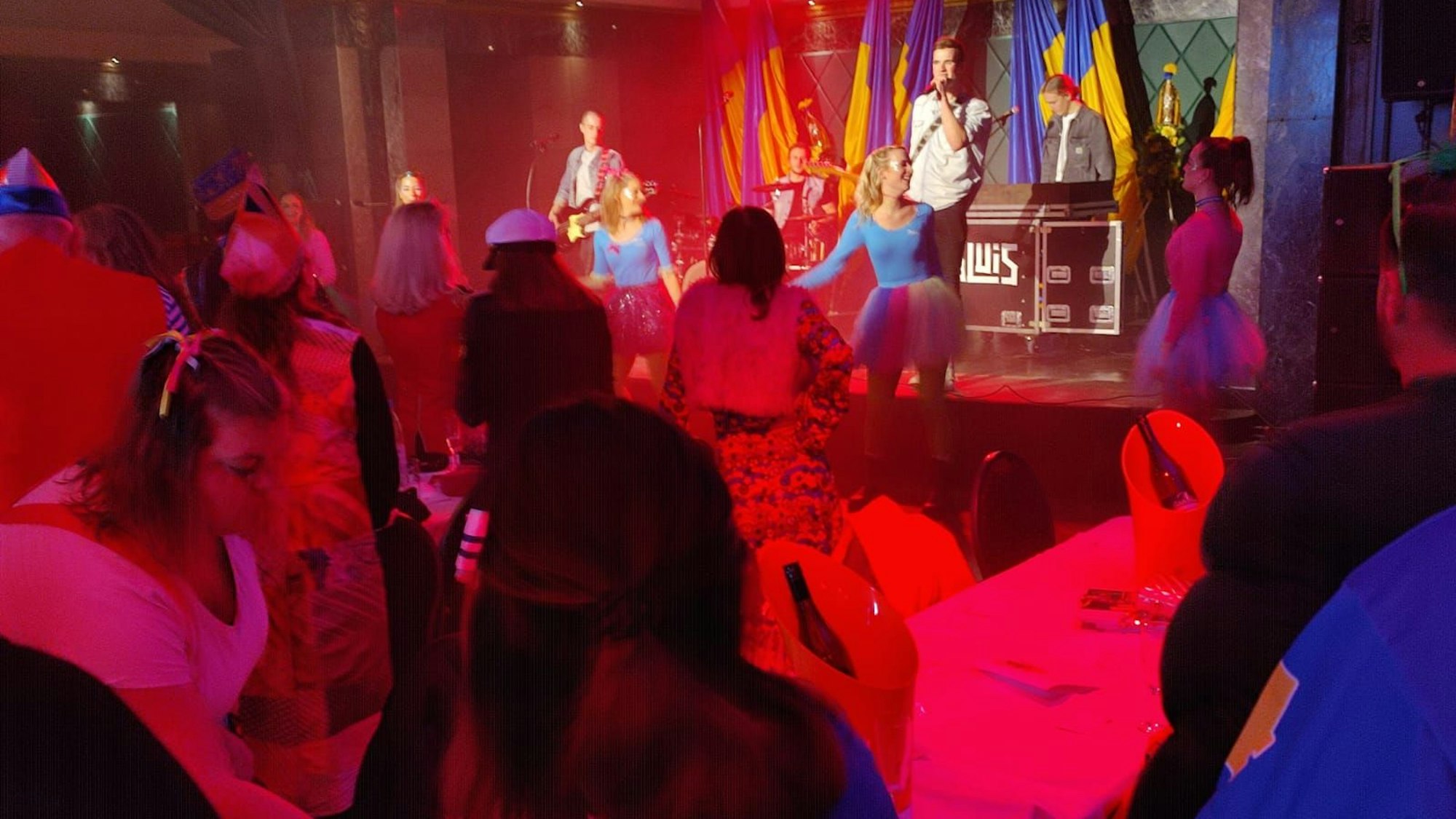 Bei der Bürgergarde heizt Aluis den Jecken, die an Tischen feiern, mächtig ein.