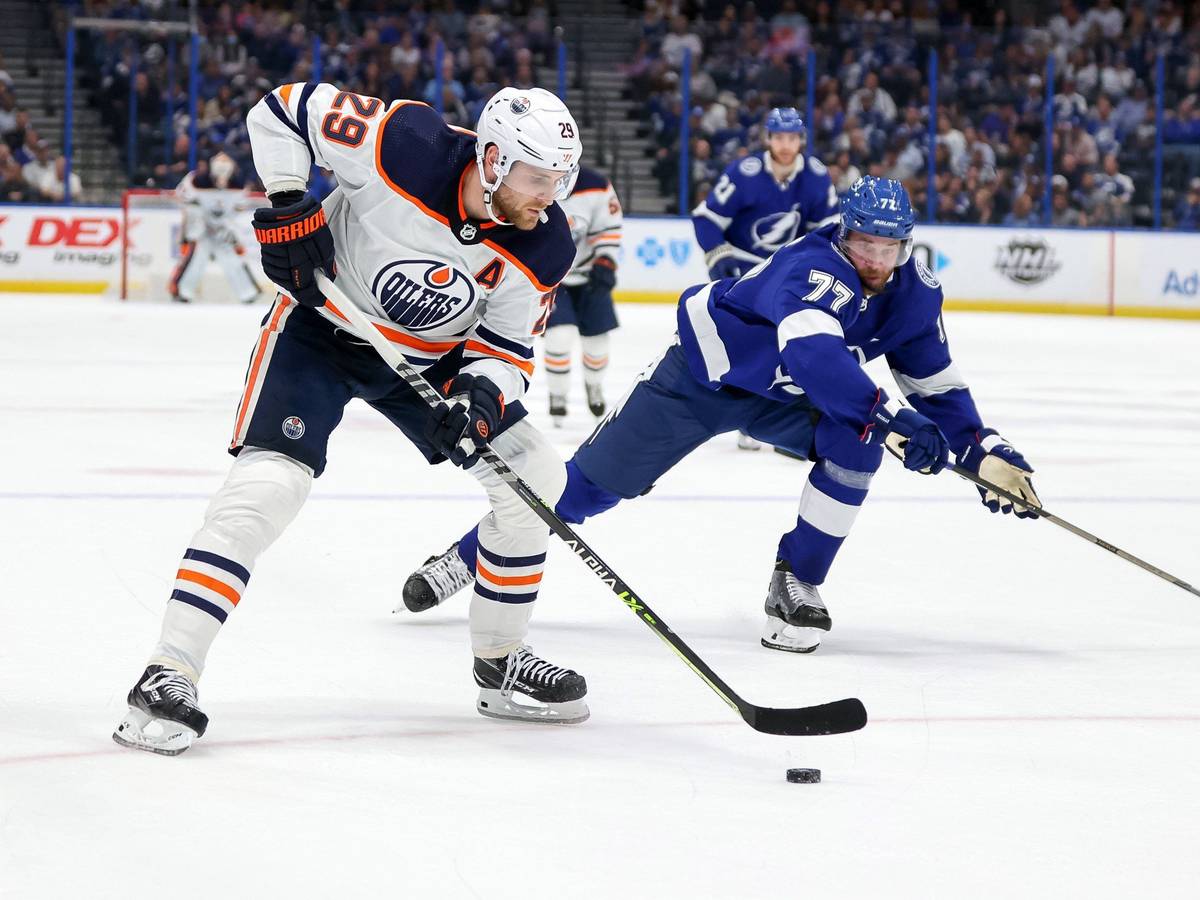 Leon Draisaitl fährt einen Angriff gegen Victor Hedmann im Spiel Edmonton Oilers gegen Tampa Bay Lightning am 24. Februar 2022.