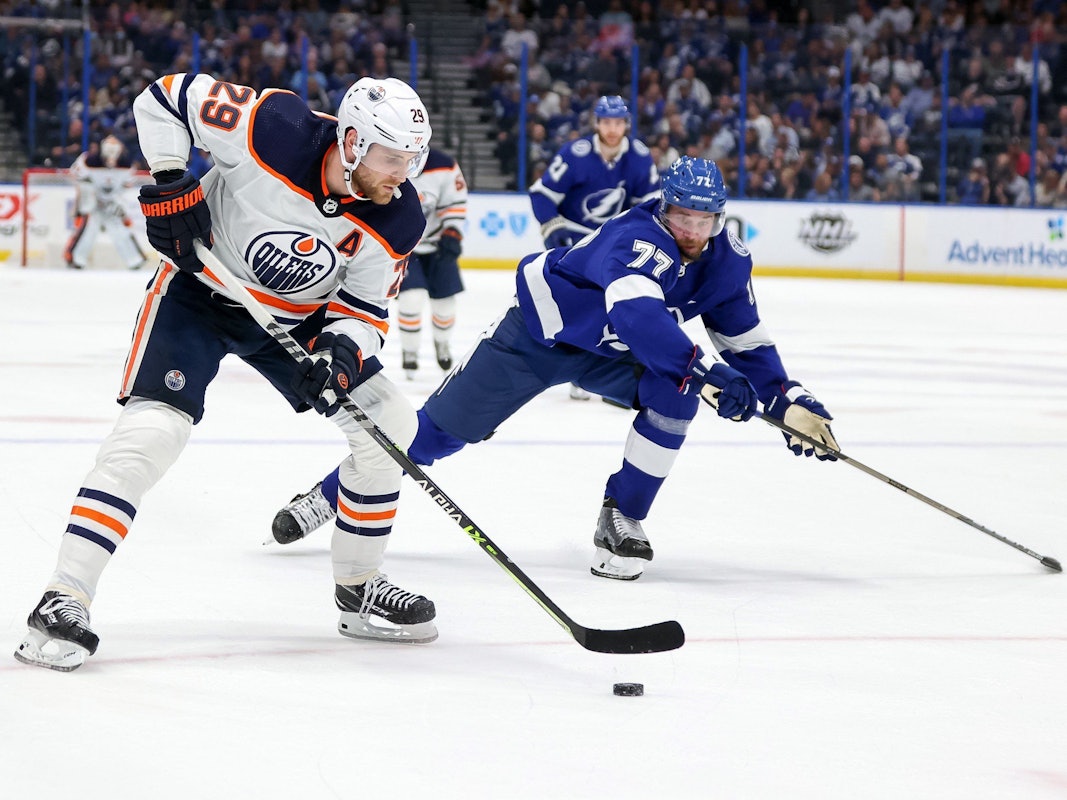 Leon Draisaitl fährt einen Angriff gegen Victor Hedmann im Spiel Edmonton Oilers gegen Tampa Bay Lightning am 24. Februar 2022.