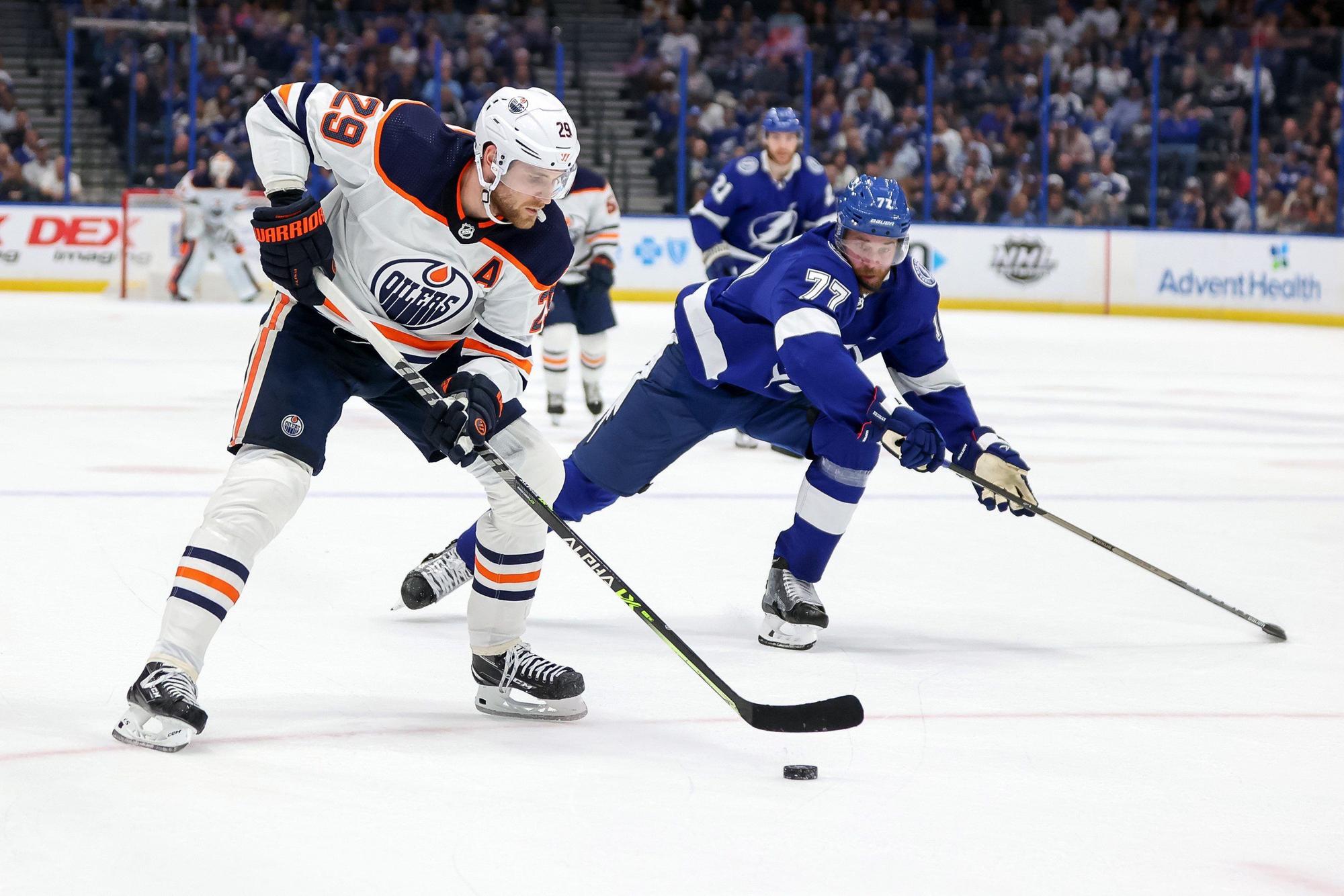Leon Draisaitl fährt einen Angriff gegen Victor Hedmann im Spiel Edmonton Oilers gegen Tampa Bay Lightning am 24. Februar 2022.