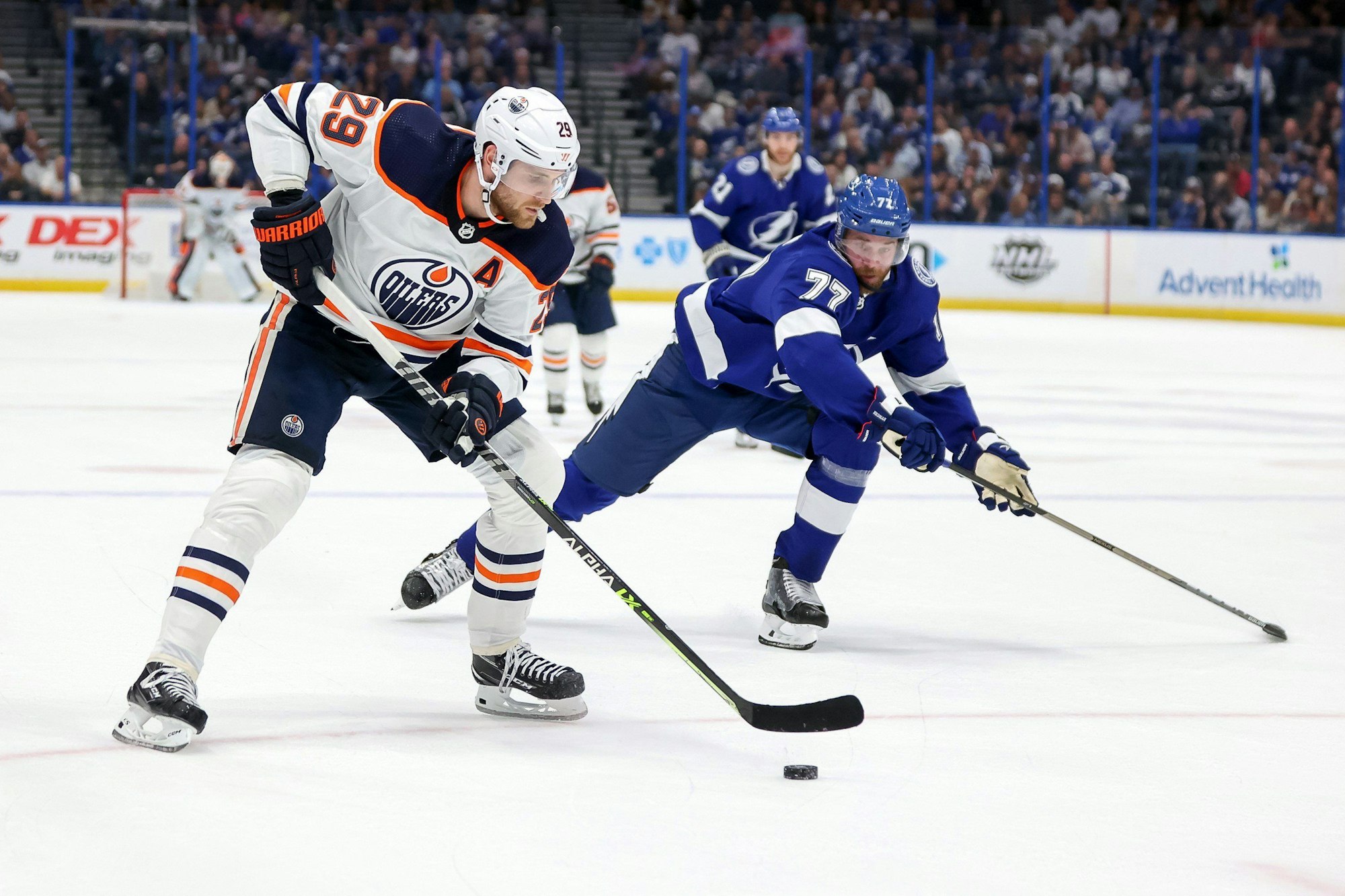 Leon Draisaitl fährt einen Angriff gegen Victor Hedmann im Spiel Edmonton Oilers gegen Tampa Bay Lightning am 24. Februar 2022.