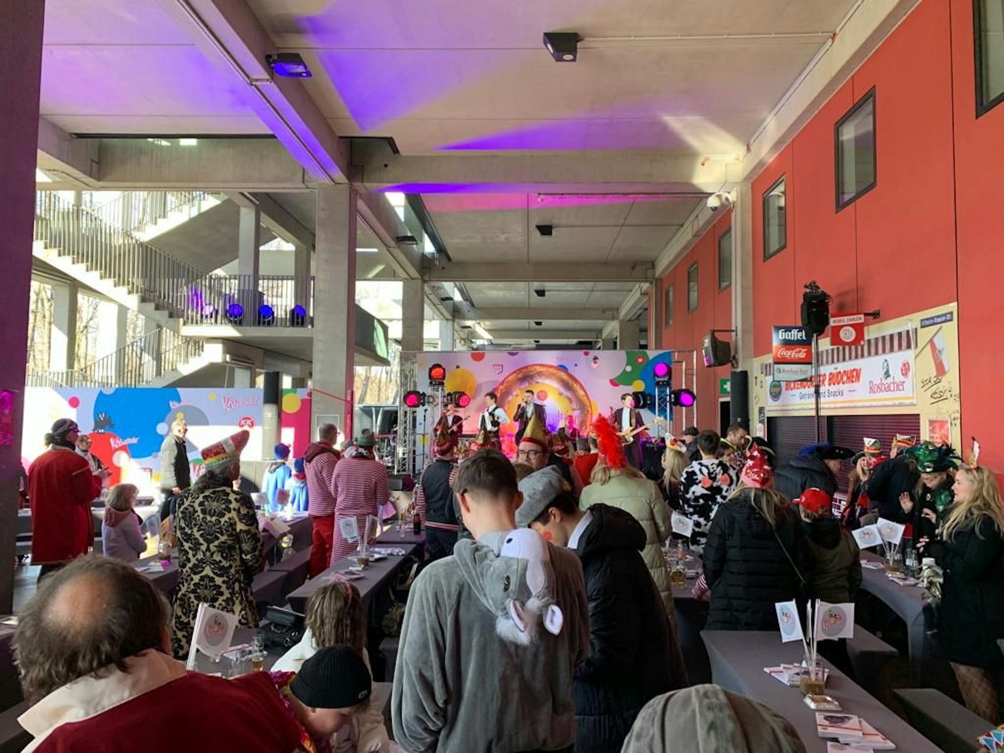 Im RheinEnergie Stadion feiert die Kölnische KG ihren Harlekin-Familientag Outdoor mit 400 Gästen unter der Westtribüne