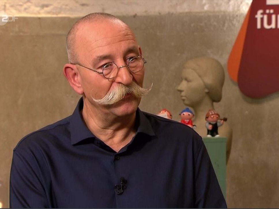 ZDF-Moderator Horst Lichter staunt bei „Bares für Rares“ am 24. Februar 2022 über ein gewöhnungsbedürftiges Objekt.