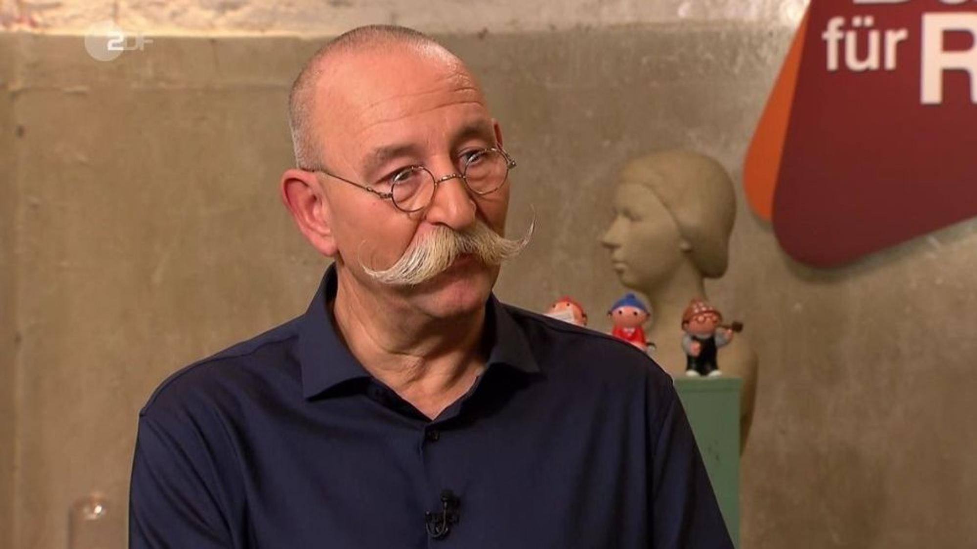 ZDF-Moderator Horst Lichter staunt bei „Bares für Rares“ am 24. Februar 2022 über ein gewöhnungsbedürftiges Objekt.