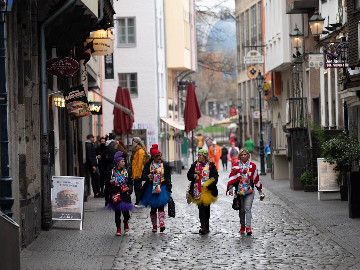 Frauen gemeinsam an Karneval verkleidet unterwegs.