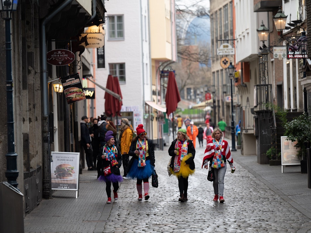 Frauen gemeinsam an Karneval verkleidet unterwegs.