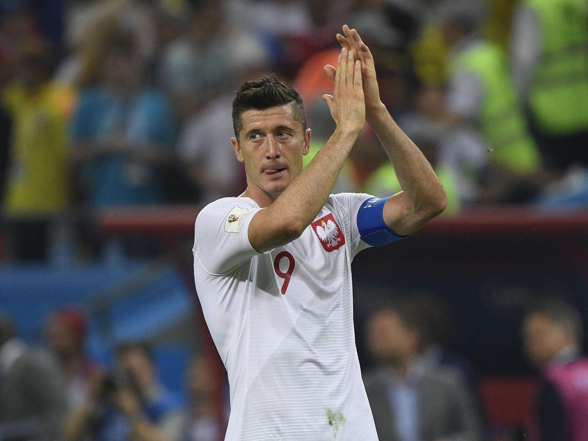 Robert Lewandowski aus Polen applaudiert den Fans.