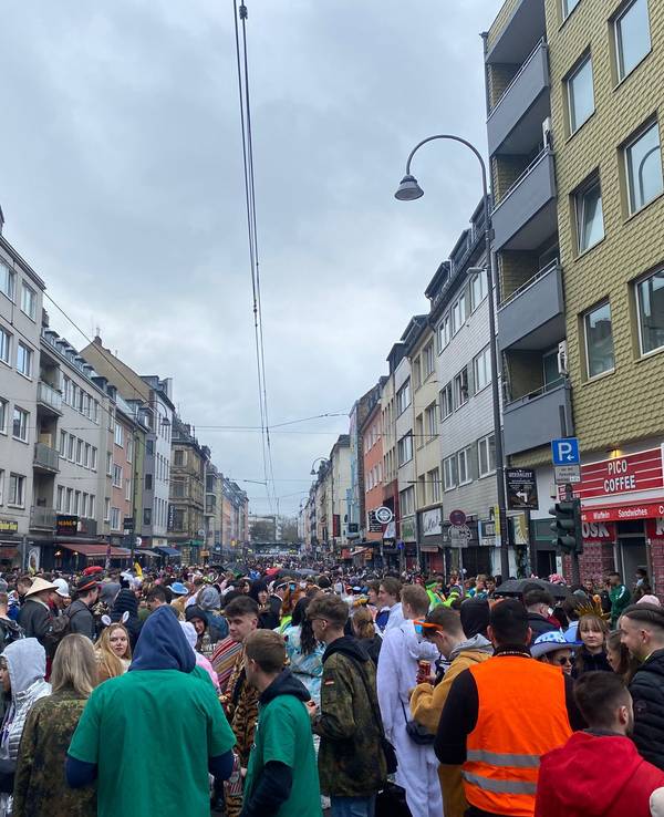 Weiberfastnacht 2022 in Köln: Die Zülpicher Straße ist voll. Jetzt wurde ein externer Dienstleister mit dem Sicherheitskonzept beauftragt.