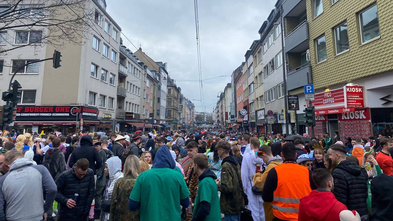Weiberfastnacht 2022 in Köln: Die Zülpicher Straße ist voll. Jetzt wurde ein externer Dienstleister mit dem Sicherheitskonzept beauftragt.