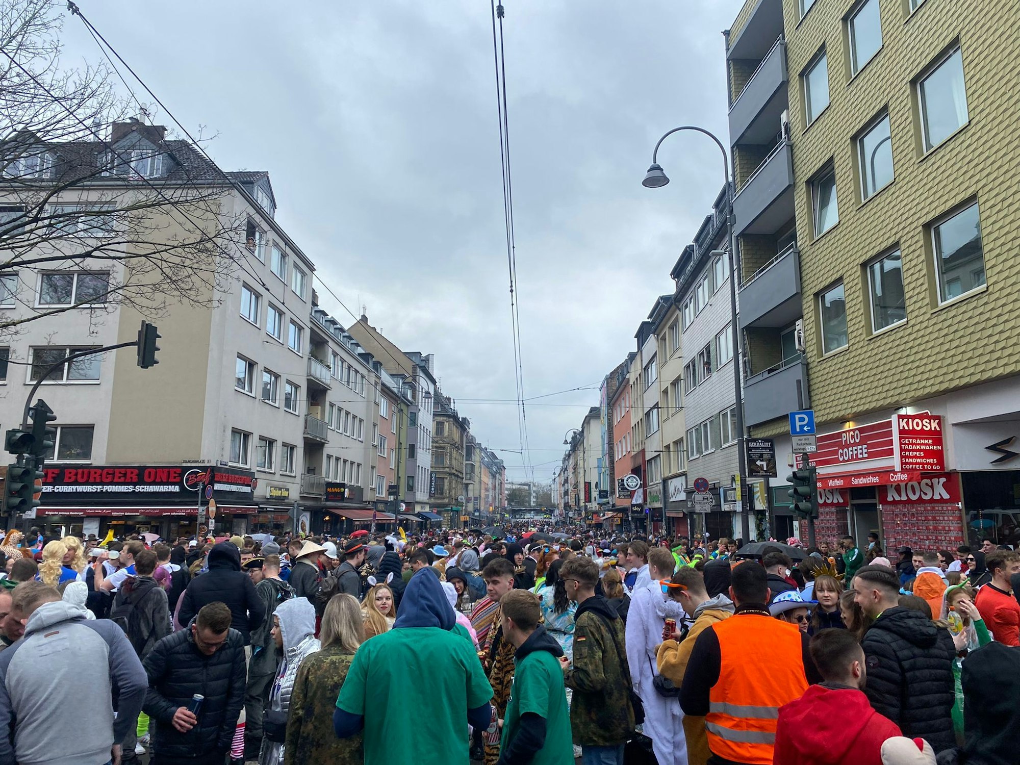 Die Zülpicher Straße ist an Weiberfastnacht 2022 gefüllt.